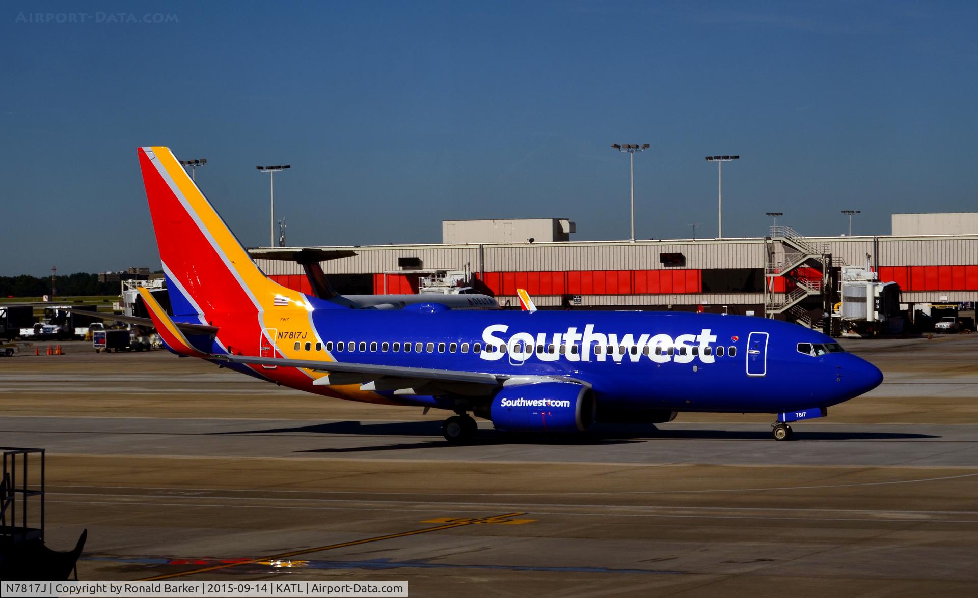 N7817J, 2000 Boeing 737-7L9 C/N 28013, Taxi Atlanta