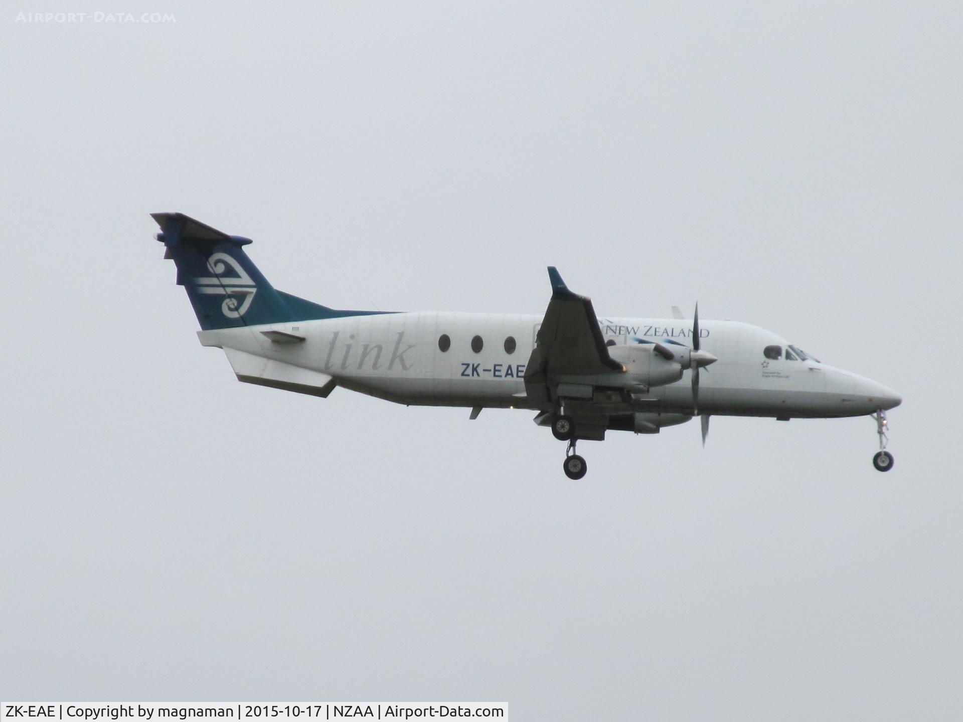 ZK-EAE, 2001 Beech 1900D C/N UE-428, about to land at AKL
