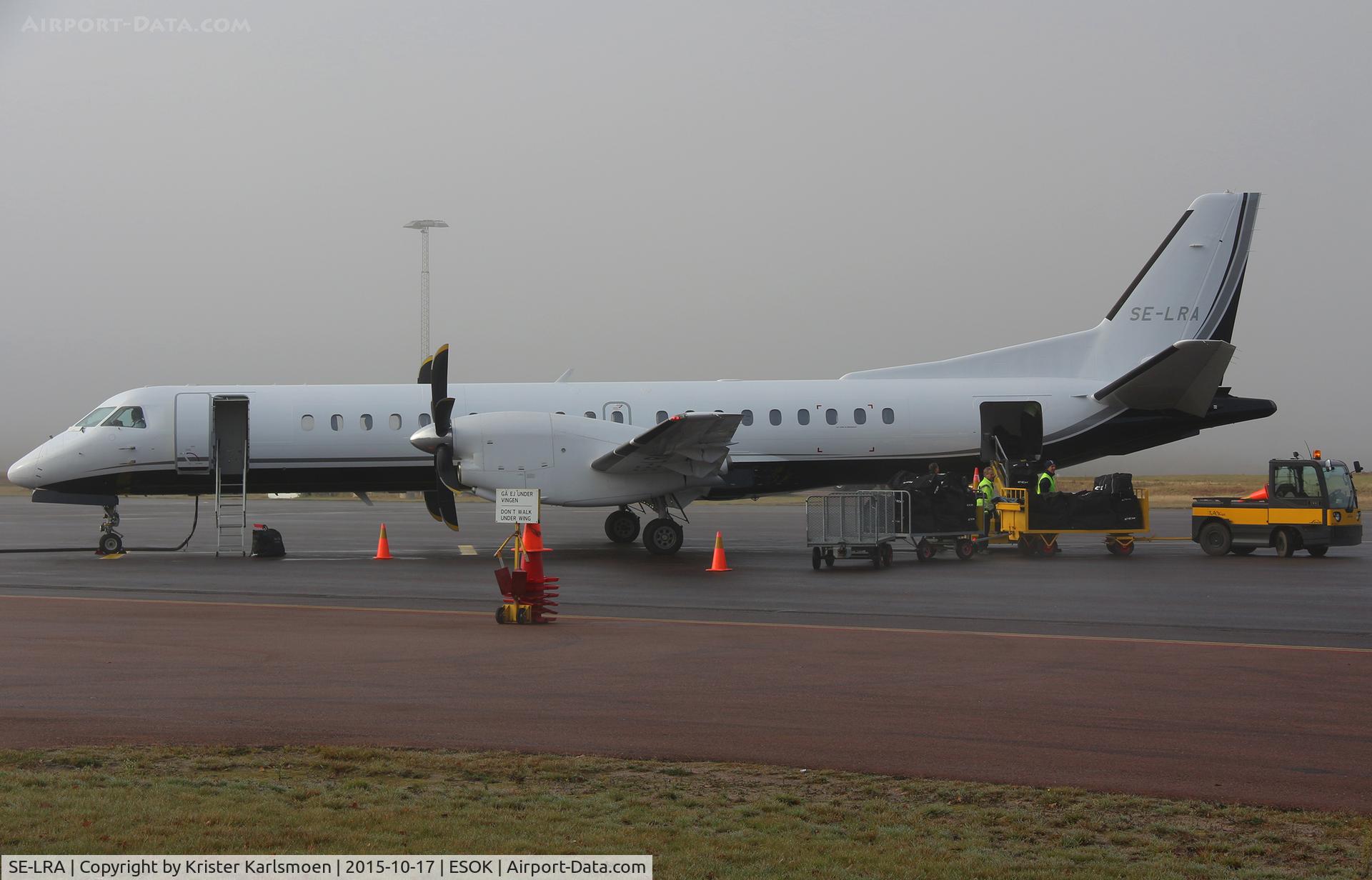 SE-LRA, 1995 Saab 2000 C/N 2000-014, Loading the hockeyteam Färjestad BK for tonights game in Skellefteå.