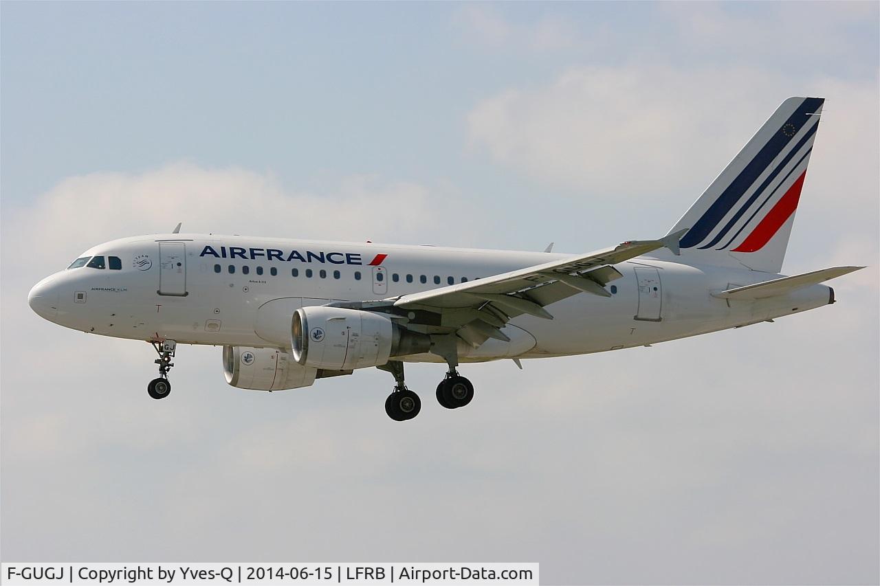 F-GUGJ, 2005 Airbus A318-111 C/N 2582, Airbus A318-111, Short approach rwy 07R, Brest-Bretagne Airport (LFRB-BES)