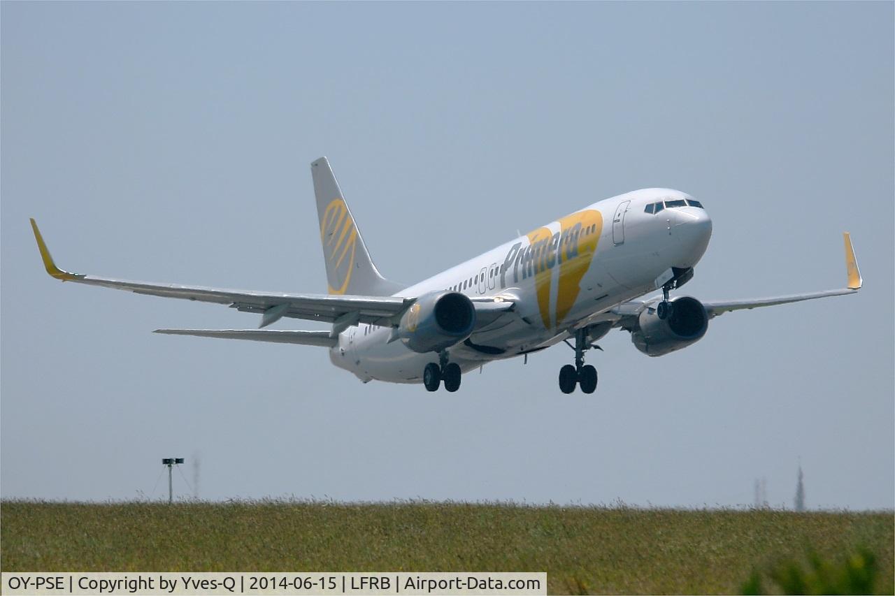 OY-PSE, 2000 Boeing 737-809 C/N 30664, Boeing 737-809, Take-off Rwy 07R, Brest-Bretagne Airport (LFRB-BES)