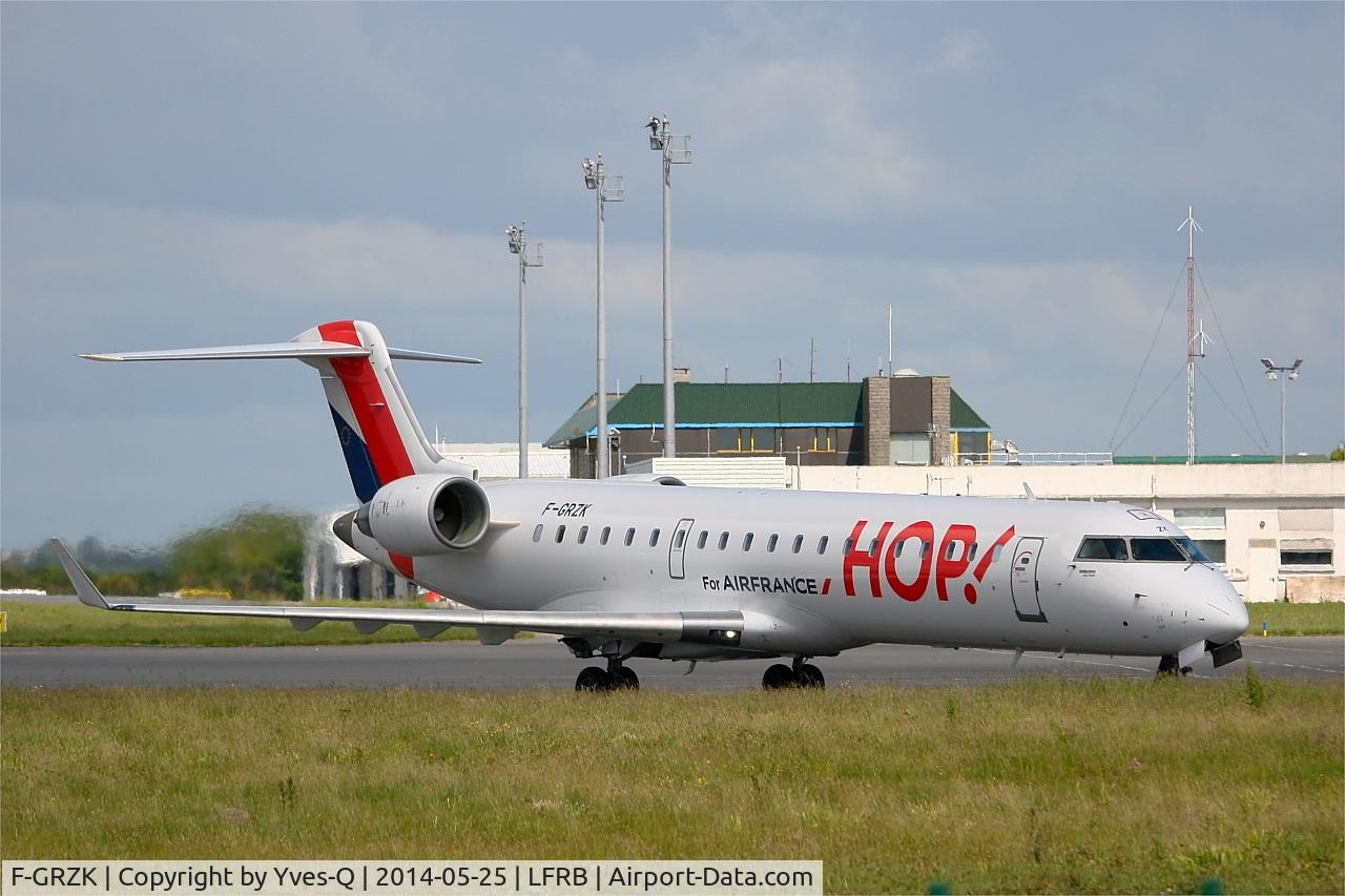 F-GRZK, 2005 Canadair CRJ-702 (CL-600-2C10) Regional Jet C/N 10198, Canadair Regional Jet CRJ-702, Taxiing to boarding area, Brest-Bretagne Airport (LFRB-BES)