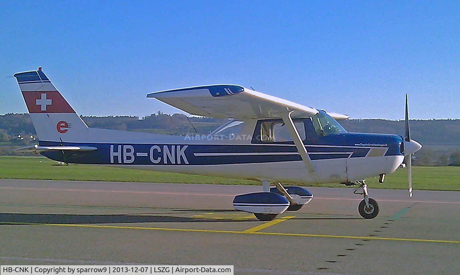 HB-CNK, 1977 Reims F152 C/N 1445, Waiting for the pilot