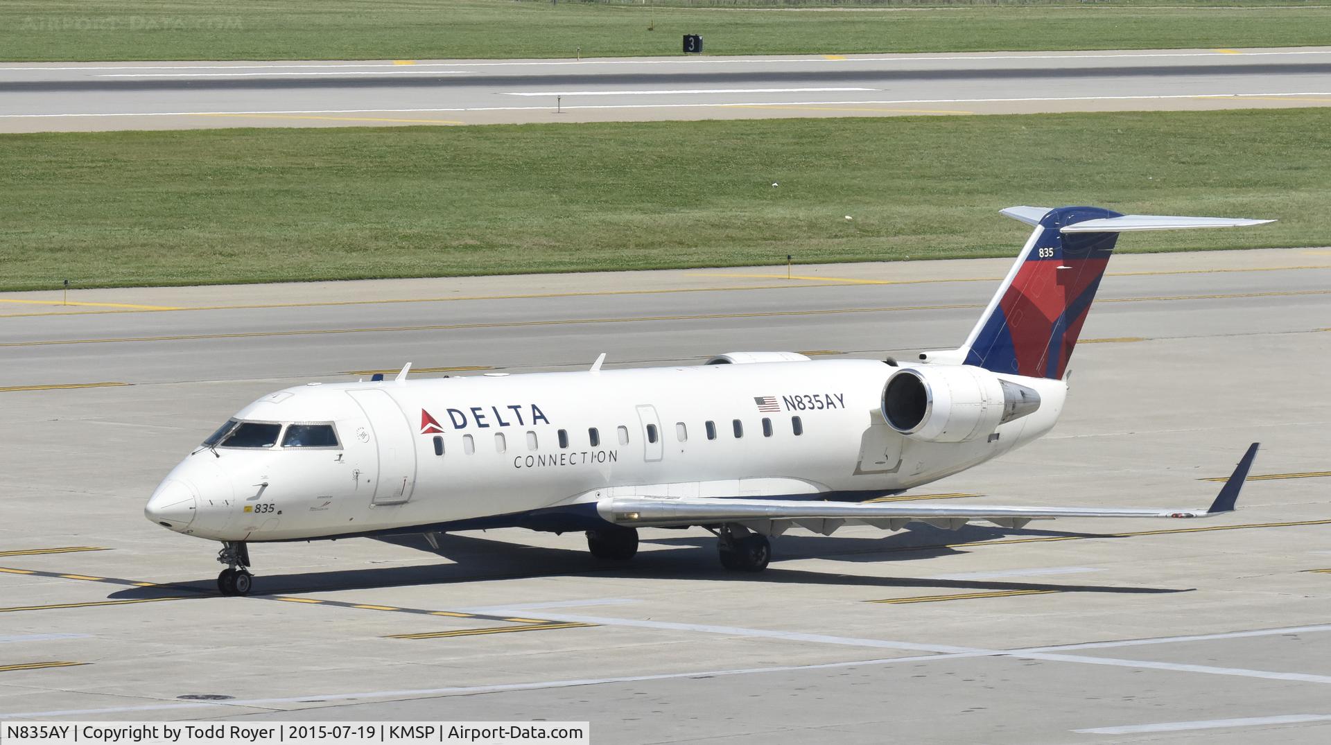 N835AY, 2005 Bombardier CRJ-200ER (CL-600-2B19) C/N 8035, Taxiing at MSP