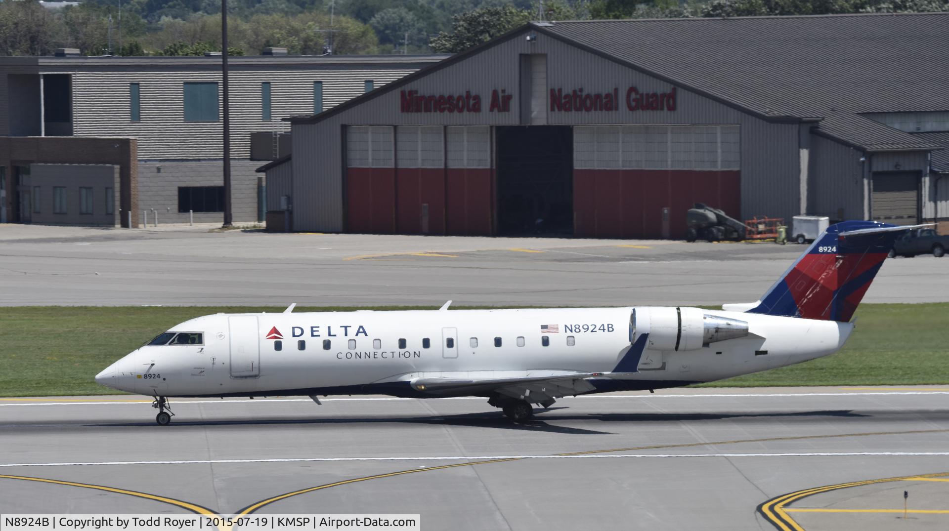 N8924B, 2004 Bombardier CRJ-200 (CL-600-2B19) C/N 7924, Arriving at MSP