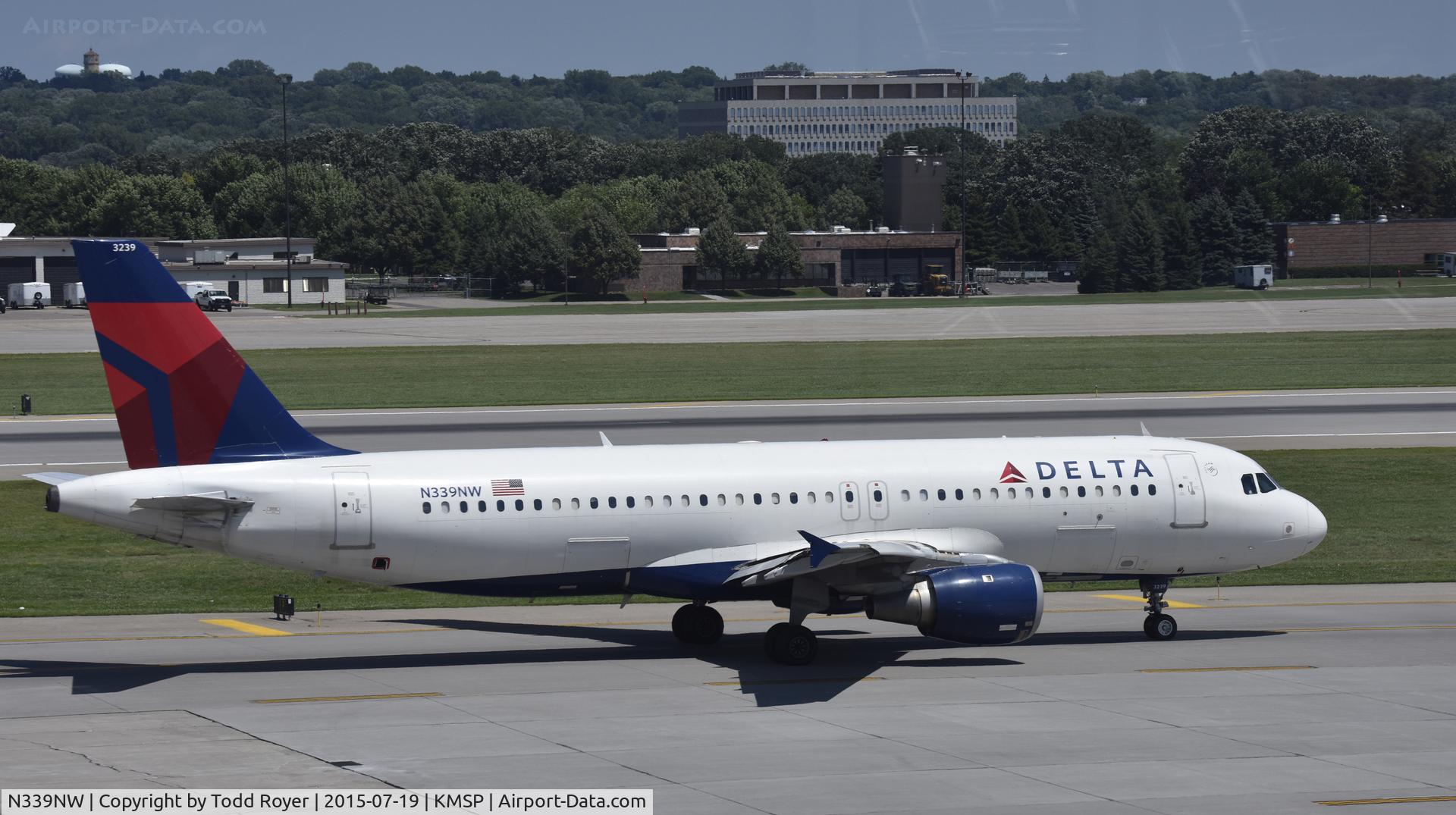 N339NW, 1992 Airbus A320-212 C/N 367, Taxiing at MSP