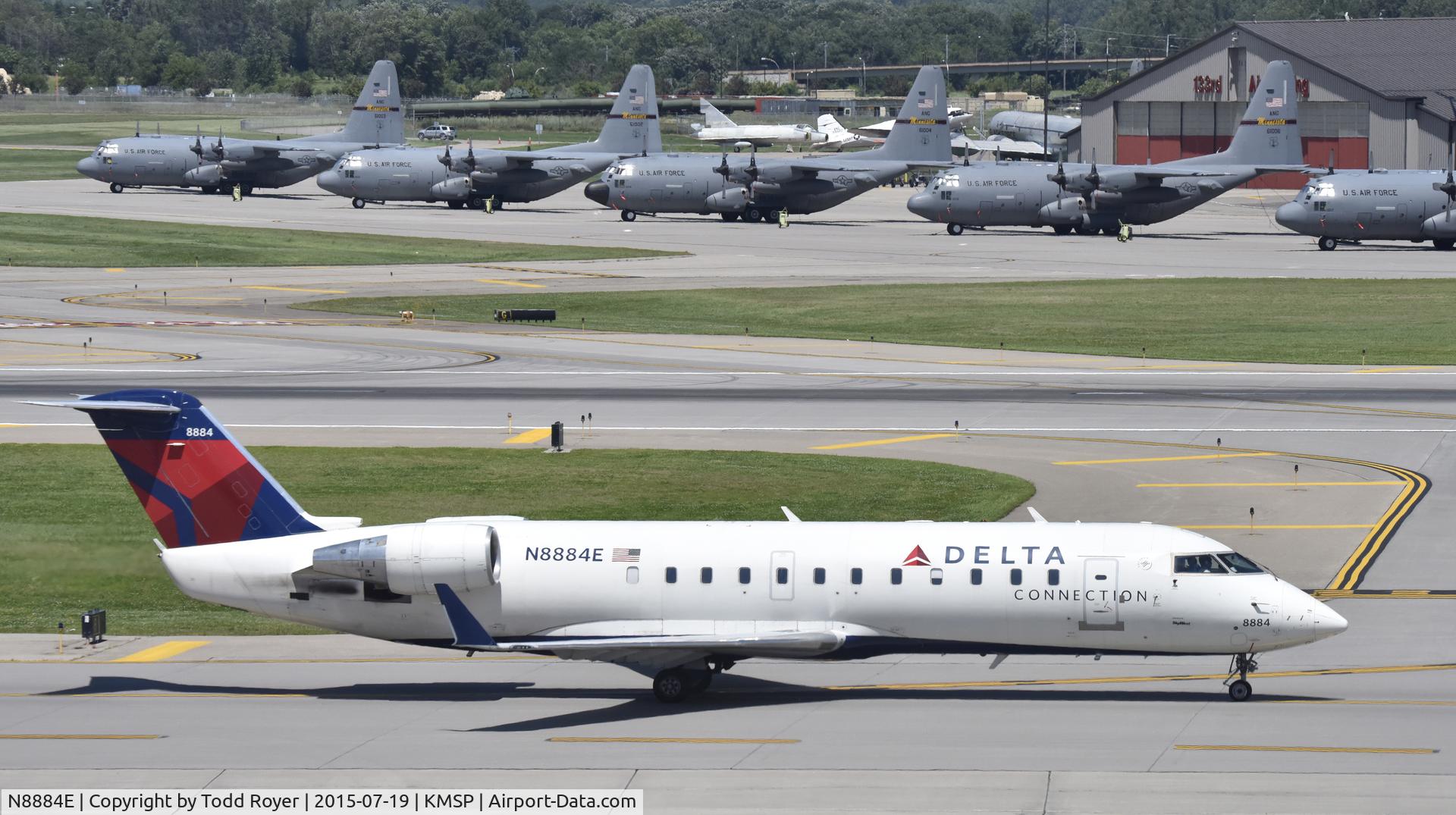 N8884E, 2003 Bombardier CRJ-200 (CL-600-2B19) C/N 7884, Taxiing at MSP