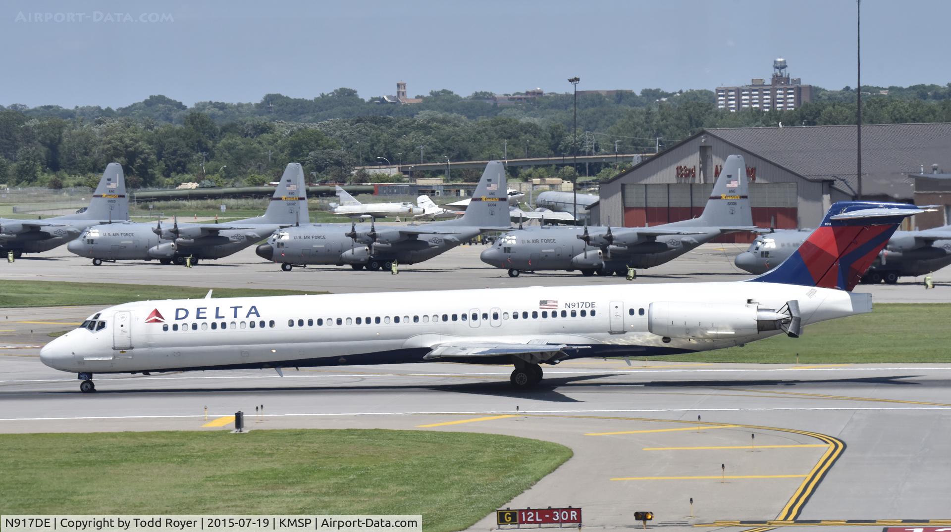 N917DE, 1993 McDonnell Douglas MD-88 C/N 49958, Arriving at MSP
