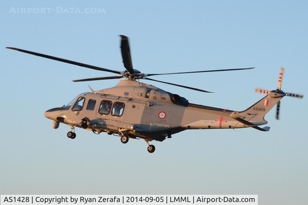 AS1428, 2014 AgustaWestland AW-139 C/N 31560, Circuits runway 31.
