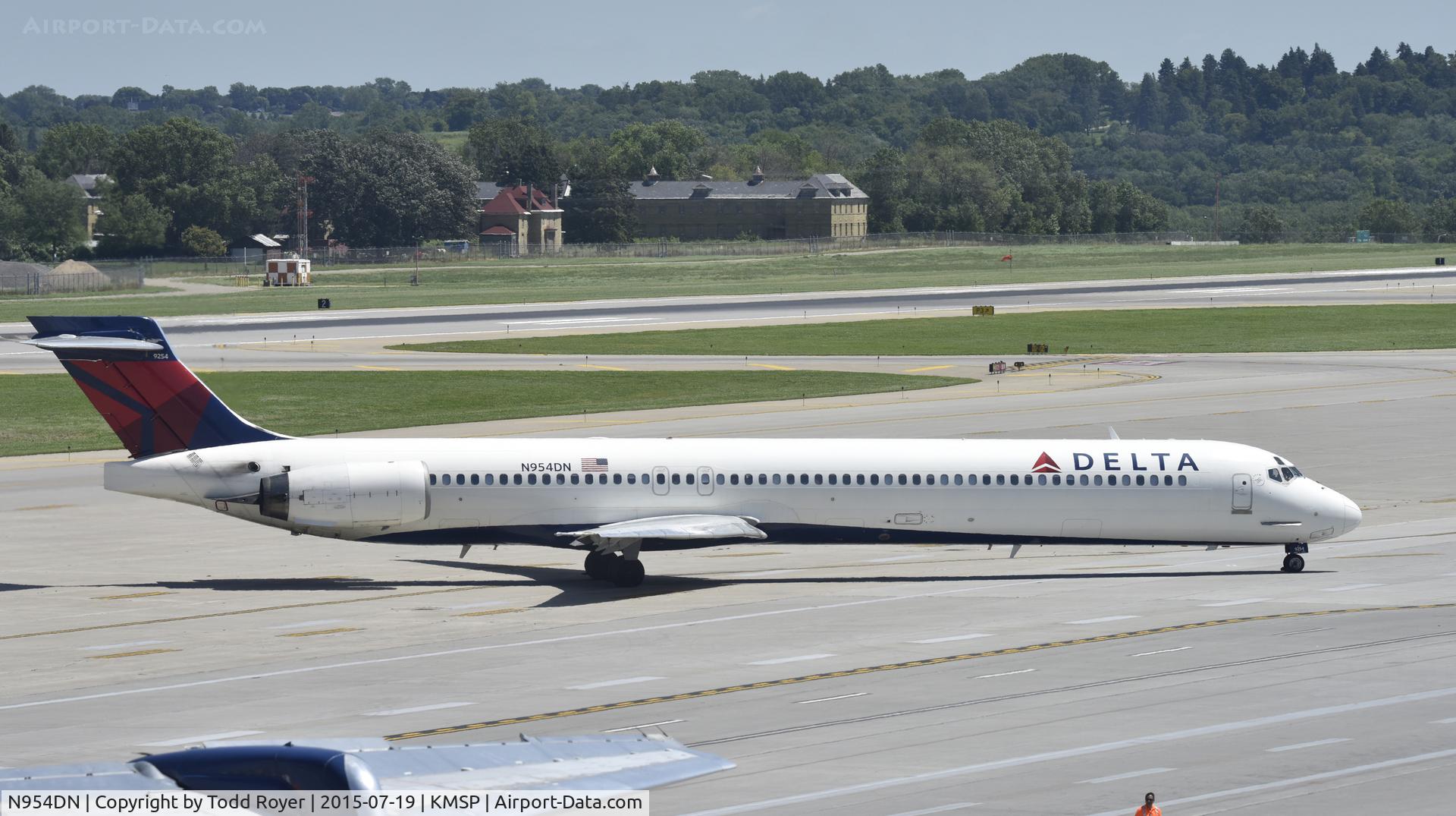 N954DN, 1999 McDonnell Douglas MD-90-30 C/N 53524, Taxiing at MSP