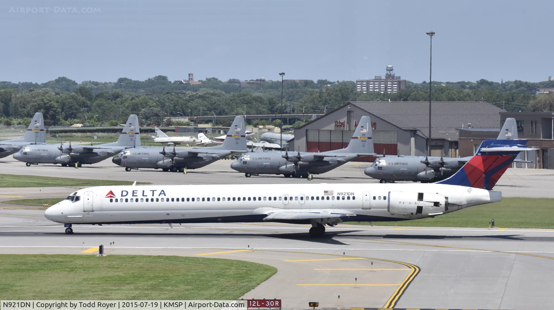 N921DN, 1997 McDonnell Douglas MD-90-30 C/N 53583, Arriving at MSP on 30R