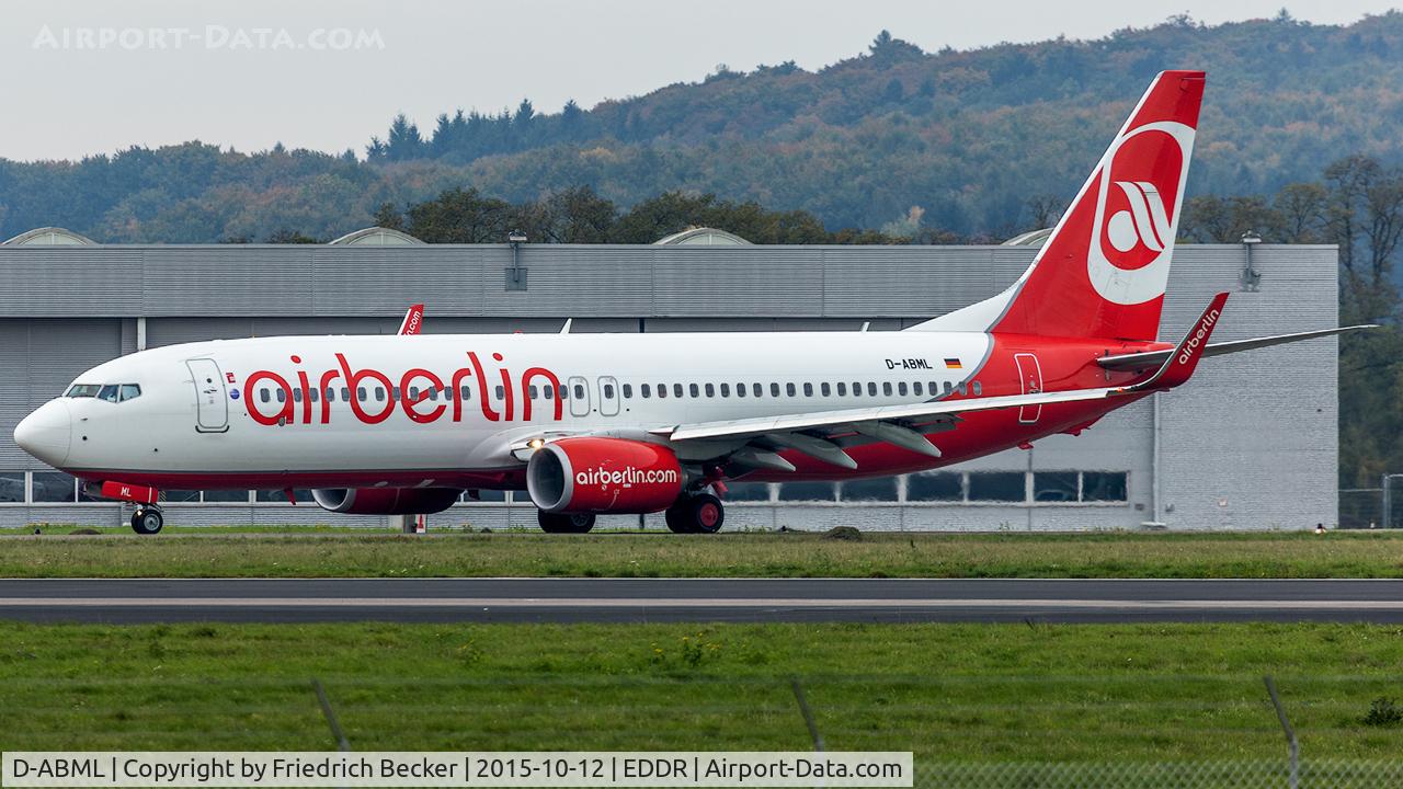D-ABML, 2012 Boeing 737-86J C/N 37773, taxying to the active