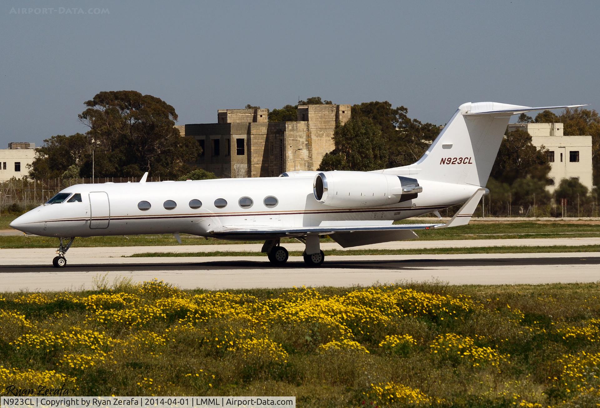 N923CL, 2001 Gulfstream Aerospace G-IV C/N 1471, Landing runway 31.