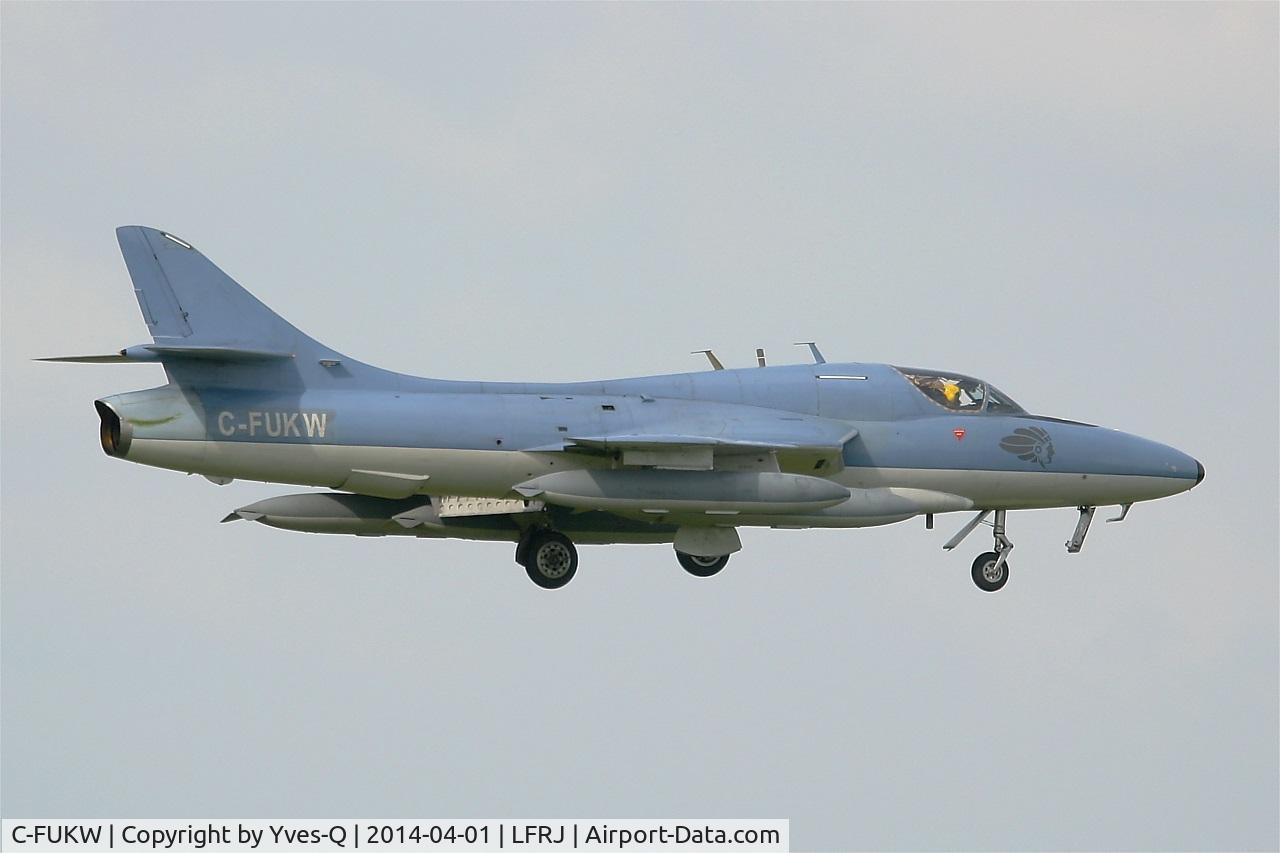 C-FUKW, 1954 Hawker Hunter T.68 C/N HABL-003215&41H-680368, Apache Aviation Hawker Hunter T.68, Short approach Rwy 08, Landivisiau Naval Air Base (LFRJ)