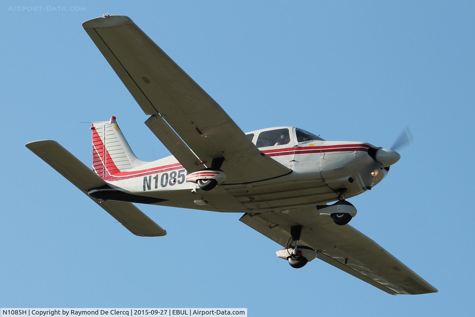N1085H, 1976 Piper PA-28-181 C/N 28-7790285, Landing at Ursel.