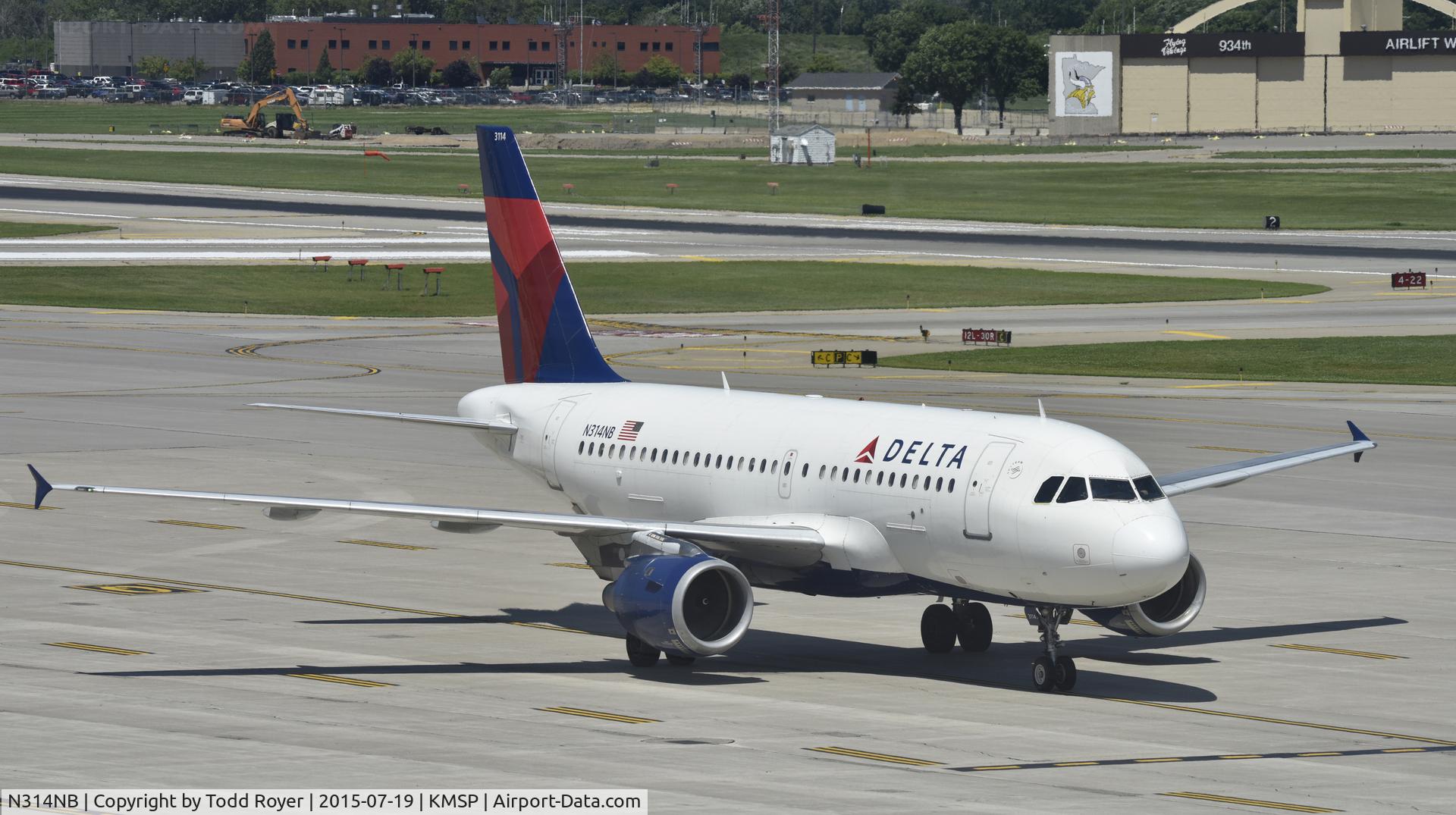 N314NB, 2000 Airbus A319-114 C/N 1191, Taxiing at MSP