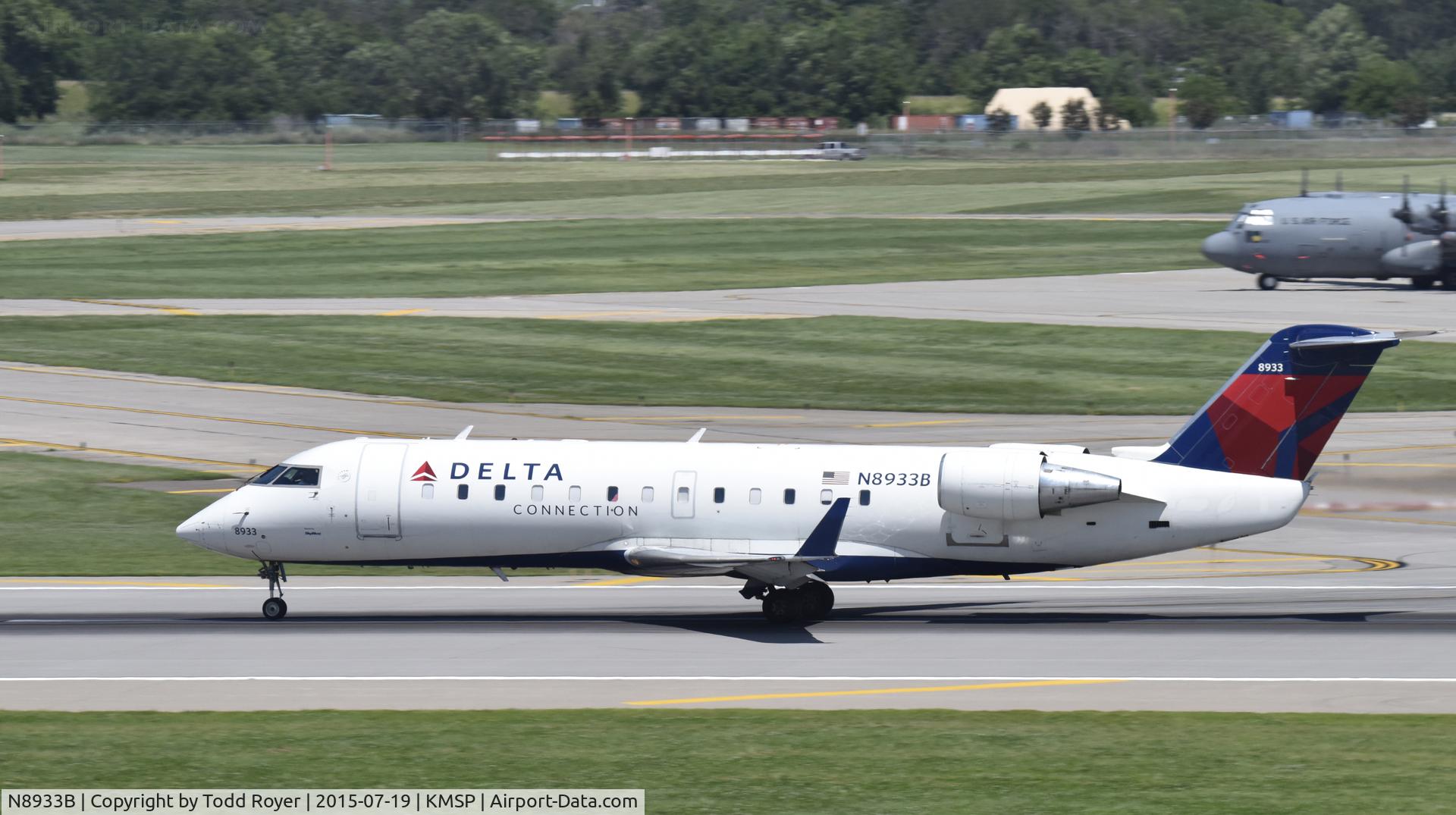 N8933B, 2004 Bombardier CRJ-200 (CL-600-2B19) C/N 7933, Departing MSP