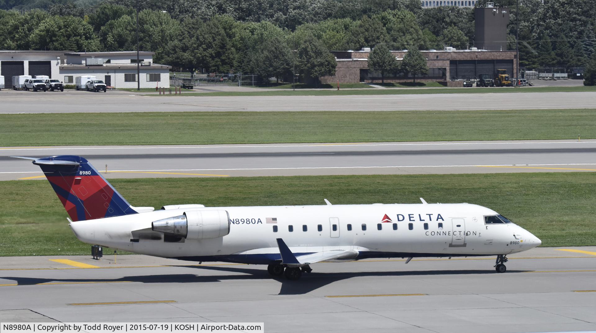N8980A, 2004 Bombardier CRJ-200 (CL-600-2B19) C/N 7980, Taxiing at MSP
