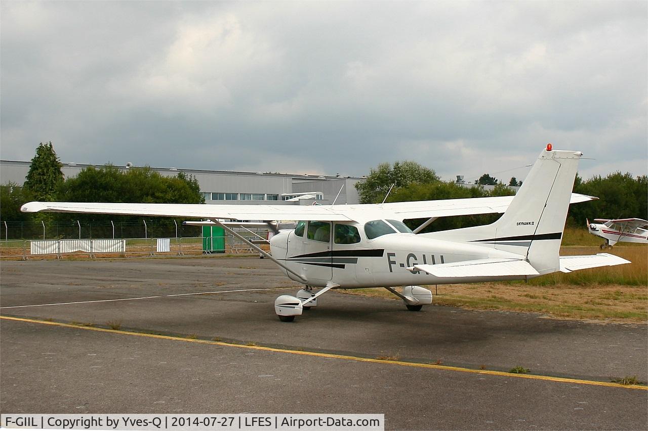 F-GIIL, Reims F172N Skyhawk C/N 172-72705, Reims F172N Skyhawk, Taxiing to parking area, Guiscriff airfield (LFES) open day 2014