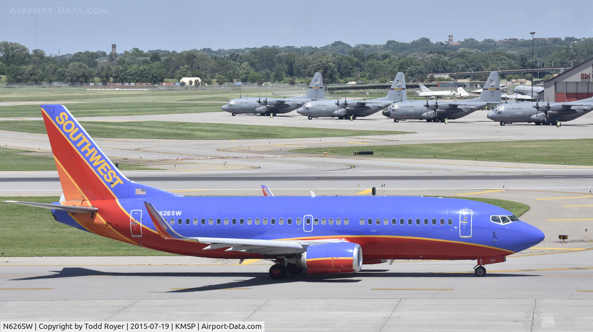 N626SW, 1996 Boeing 737-3H4 C/N 27702, taxiing at MSP