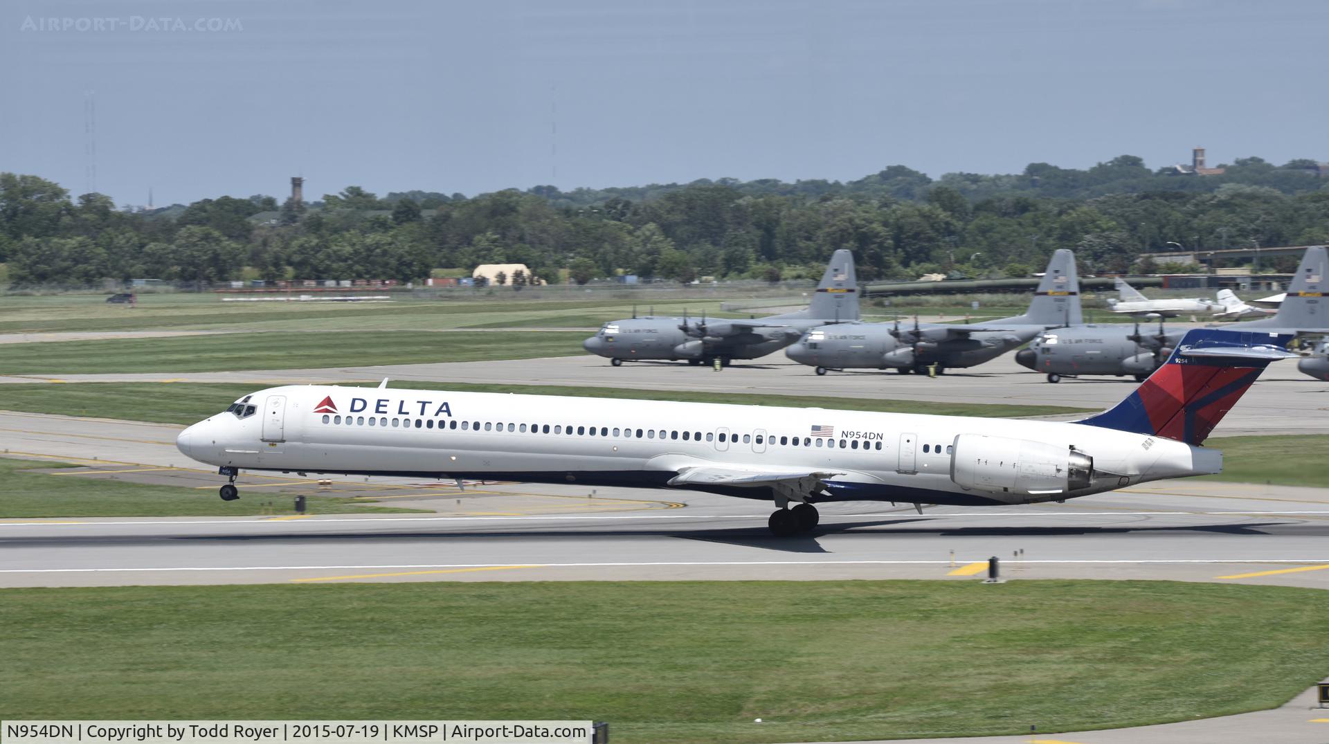 N954DN, 1999 McDonnell Douglas MD-90-30 C/N 53524, Departing MSP
