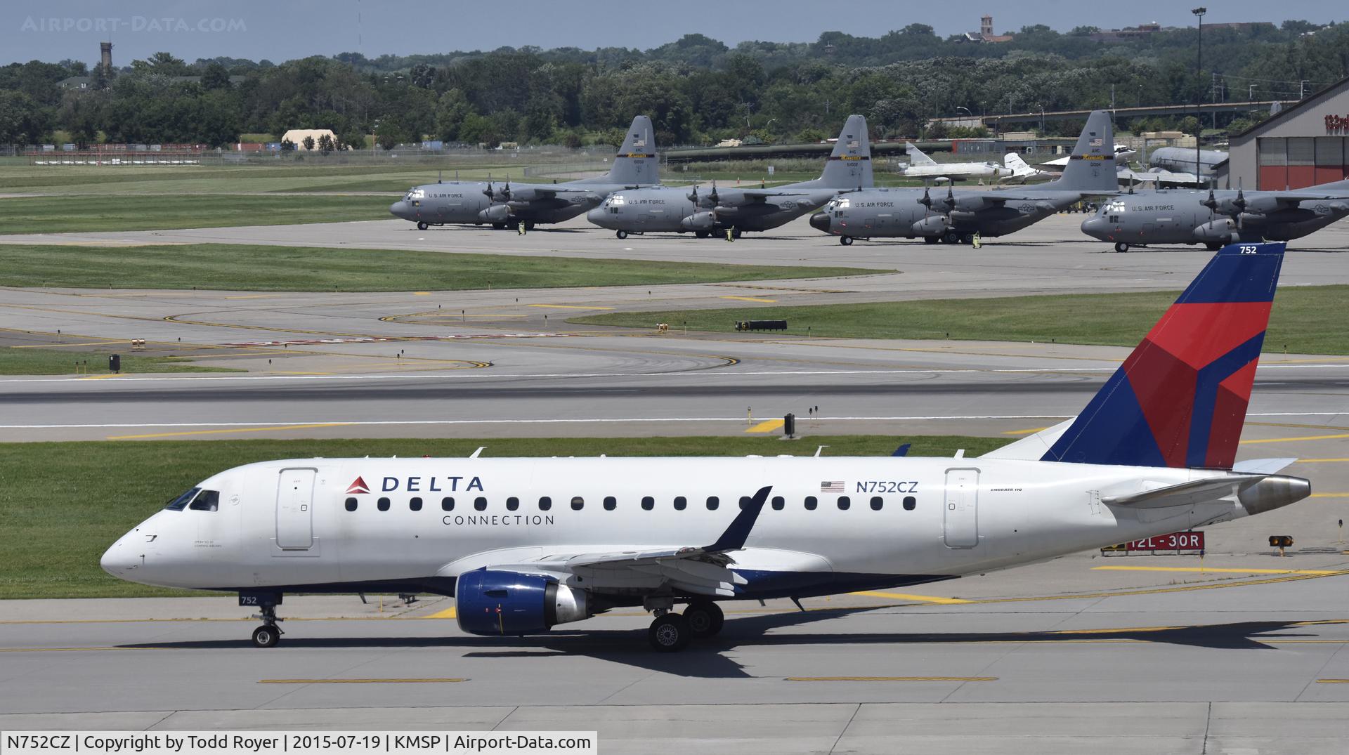 N752CZ, 2008 Embraer 170LR (ERJ-170-100LR) C/N 17000255, Taxiing at MSP