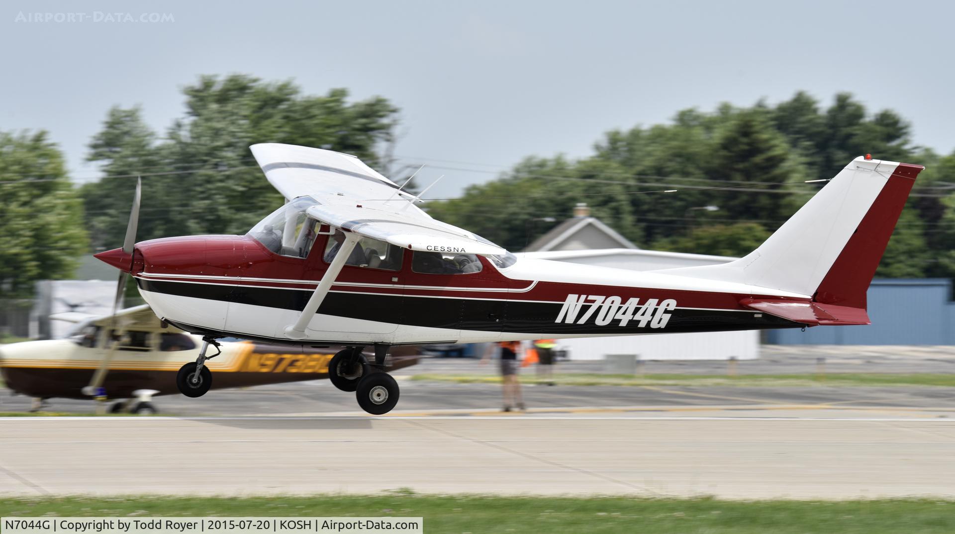 N7044G, 1969 Cessna 172K Skyhawk C/N 17258744, Airventure 2015