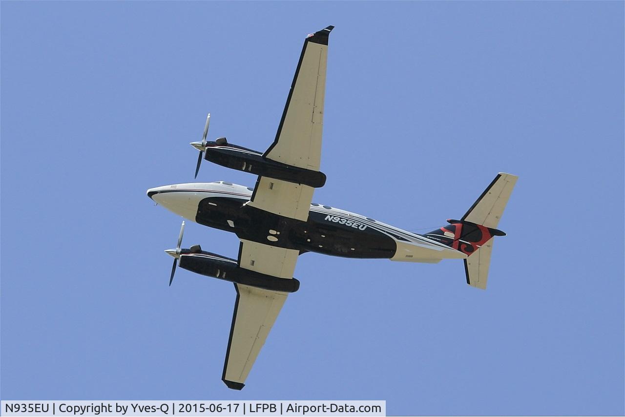 N935EU, 2014 Beechcraft B350i King Air C/N FL-935, Beechcraft Corp B350i King Air, Take off rwy 25, Paris-Le Bourget airport (LFPB-LBG)