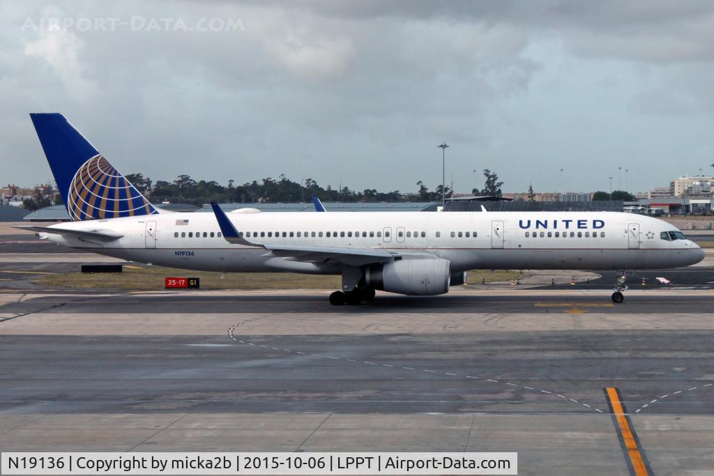N19136, 1999 Boeing 757-224 C/N 29285, Taxiing
