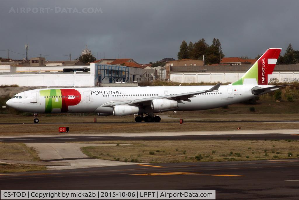 CS-TOD, 1995 Airbus A340-312 C/N 091, Take off. Scrapped in october 2019.