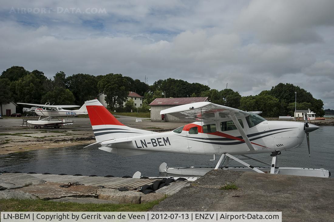 LN-BEM, 1970 Cessna U206E Stationair C/N U20601530, Seen Sola close to the museum, in the background Cessna F172E LN-BIN