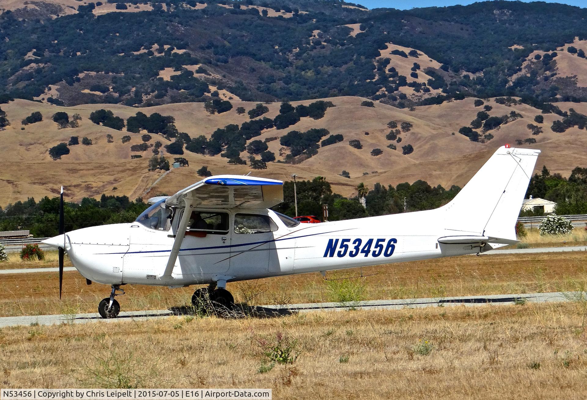 N53456, 1981 Cessna 172P C/N 17274754, Reid Hillview-based 1981 Cessna 172P taxing to transient parking at South County Airport, San Martin, CA.