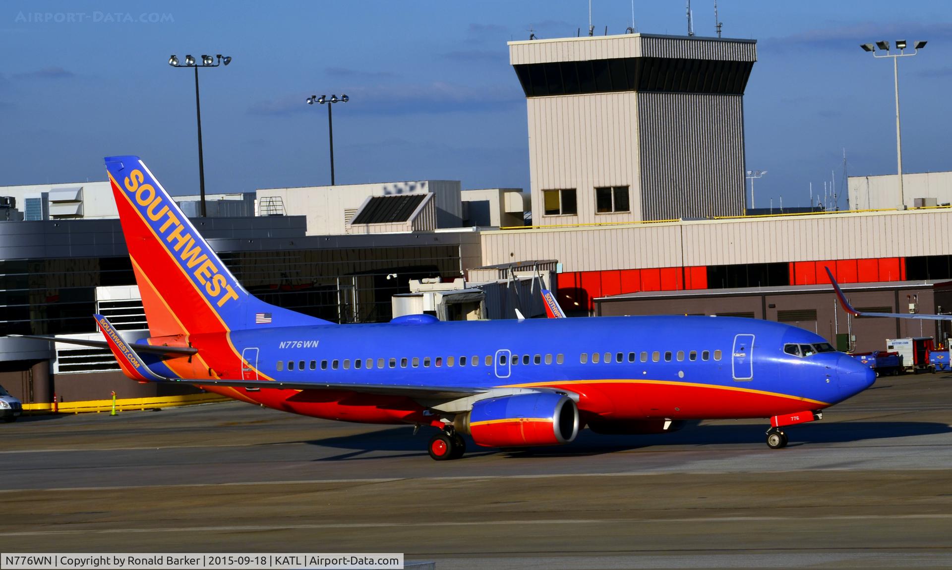 N776WN, 2000 Boeing 737-7H4 C/N 30591, Taxi Atlnata