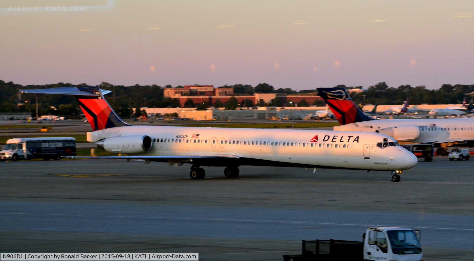 N906DL, 1987 McDonnell Douglas MD-88 C/N 49537, Taxi Atlanta