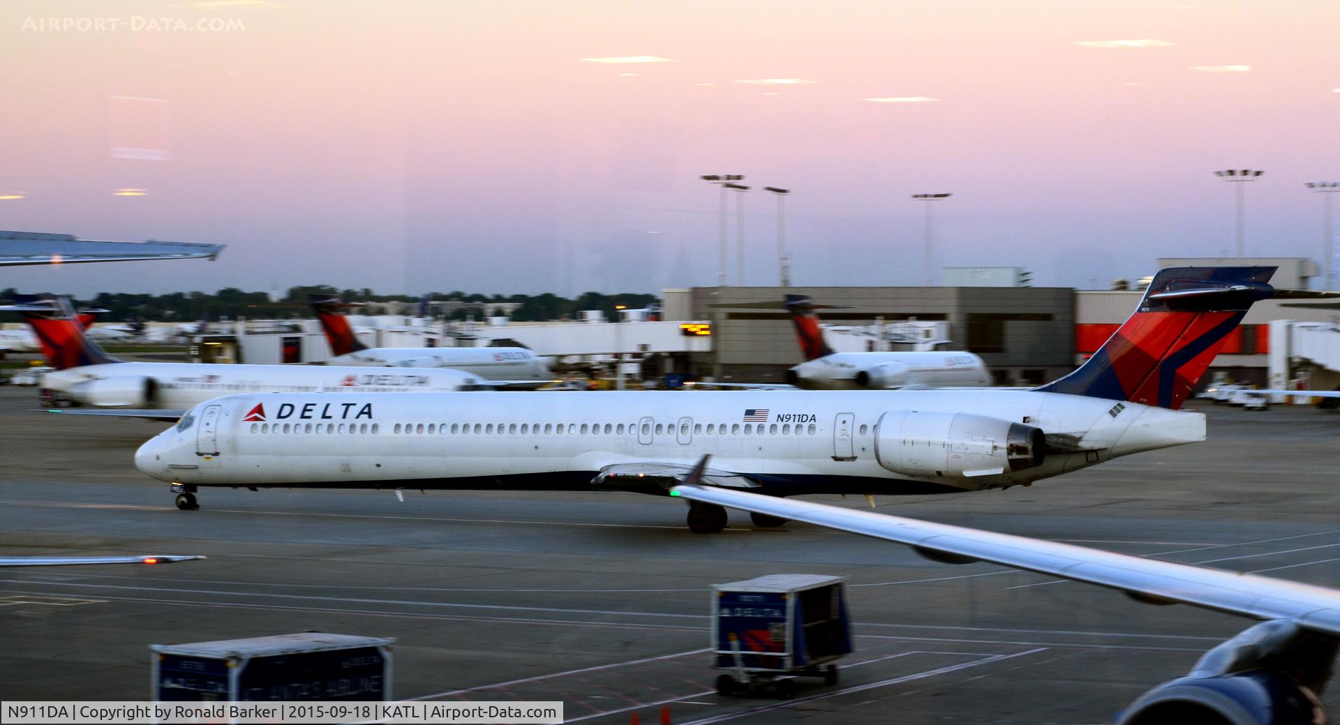 N911DA, 1995 McDonnell Douglas MD-90-30 C/N 53391, Taxi Atlanta