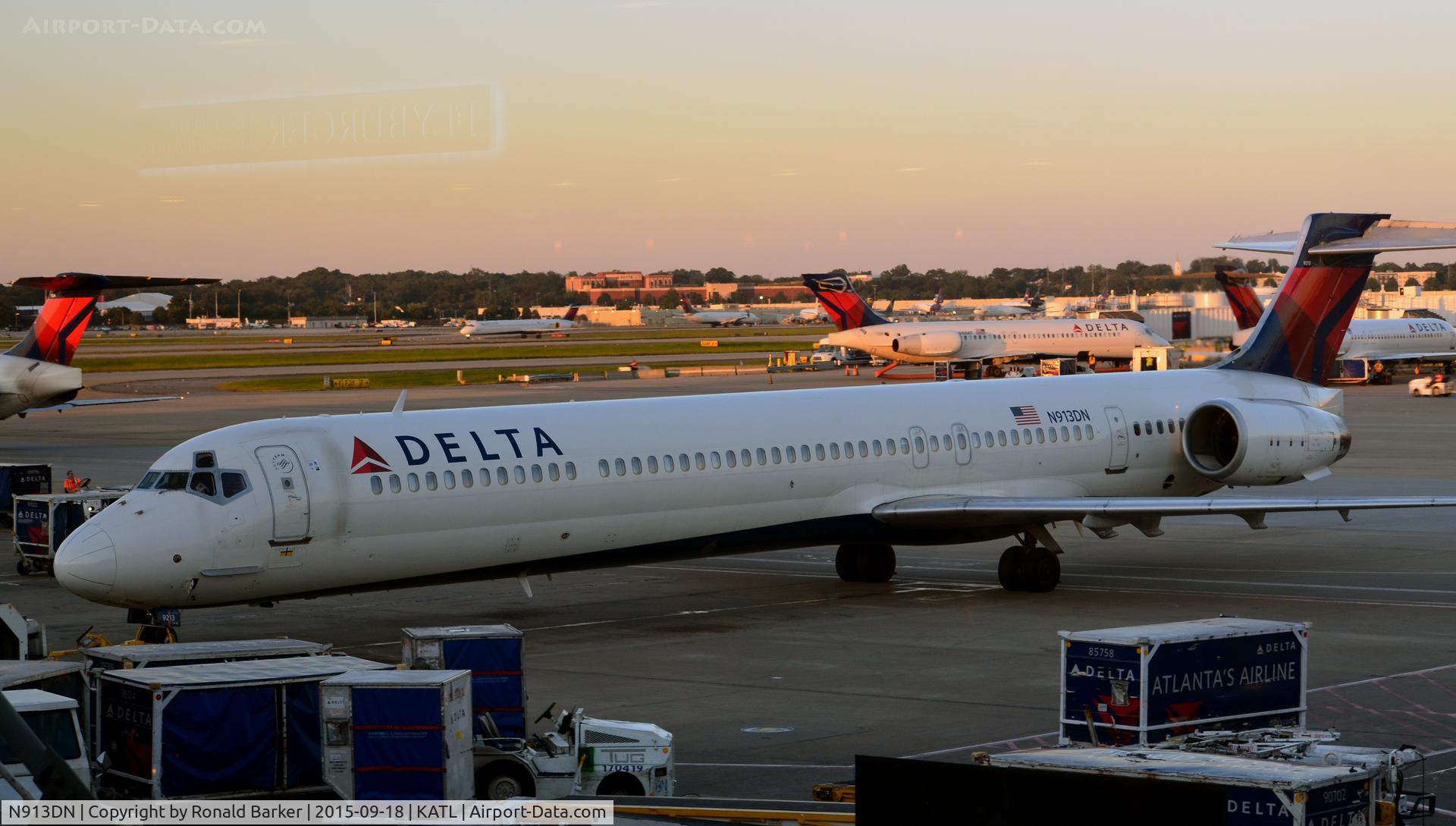 N913DN, 1996 McDonnell Douglas MD-90-30 C/N 53393, At t he gate Atlanta