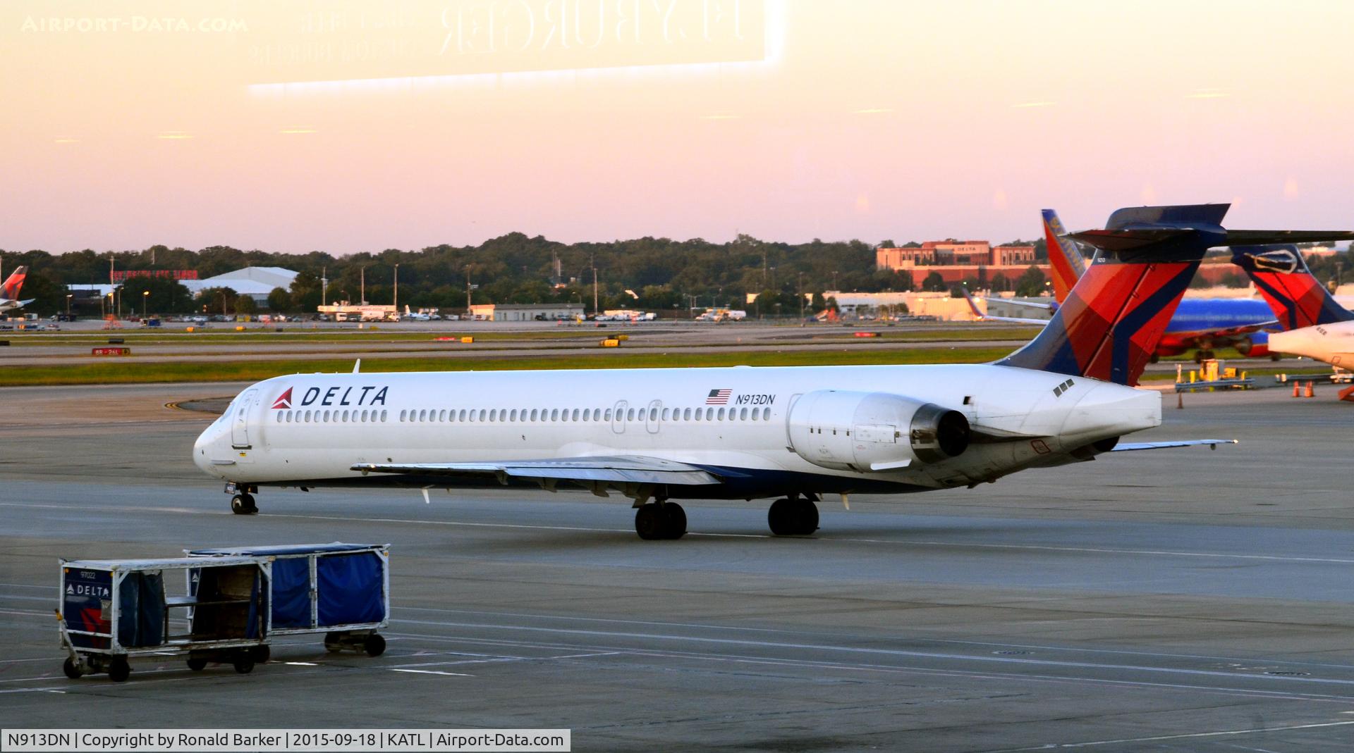 N913DN, 1996 McDonnell Douglas MD-90-30 C/N 53393, Taxi Atlanta
