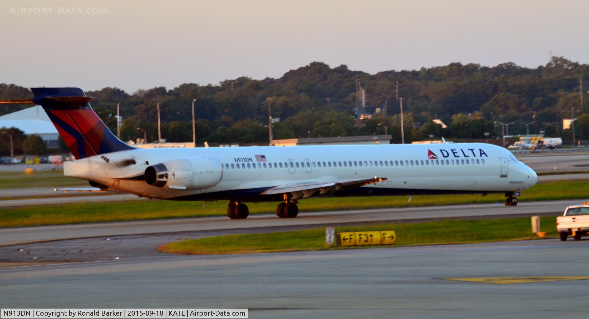 N913DN, 1996 McDonnell Douglas MD-90-30 C/N 53393, Taxi Atlanta