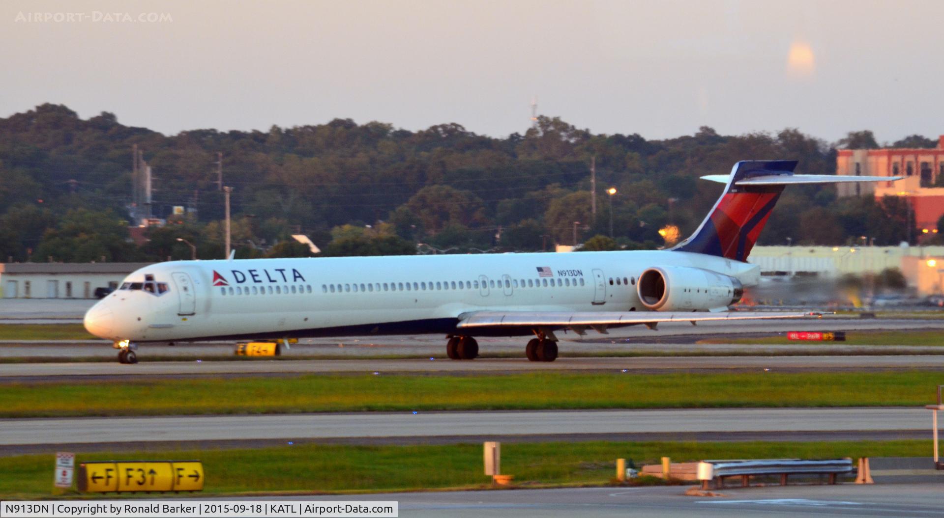 N913DN, 1996 McDonnell Douglas MD-90-30 C/N 53393, Taxi Atlanta