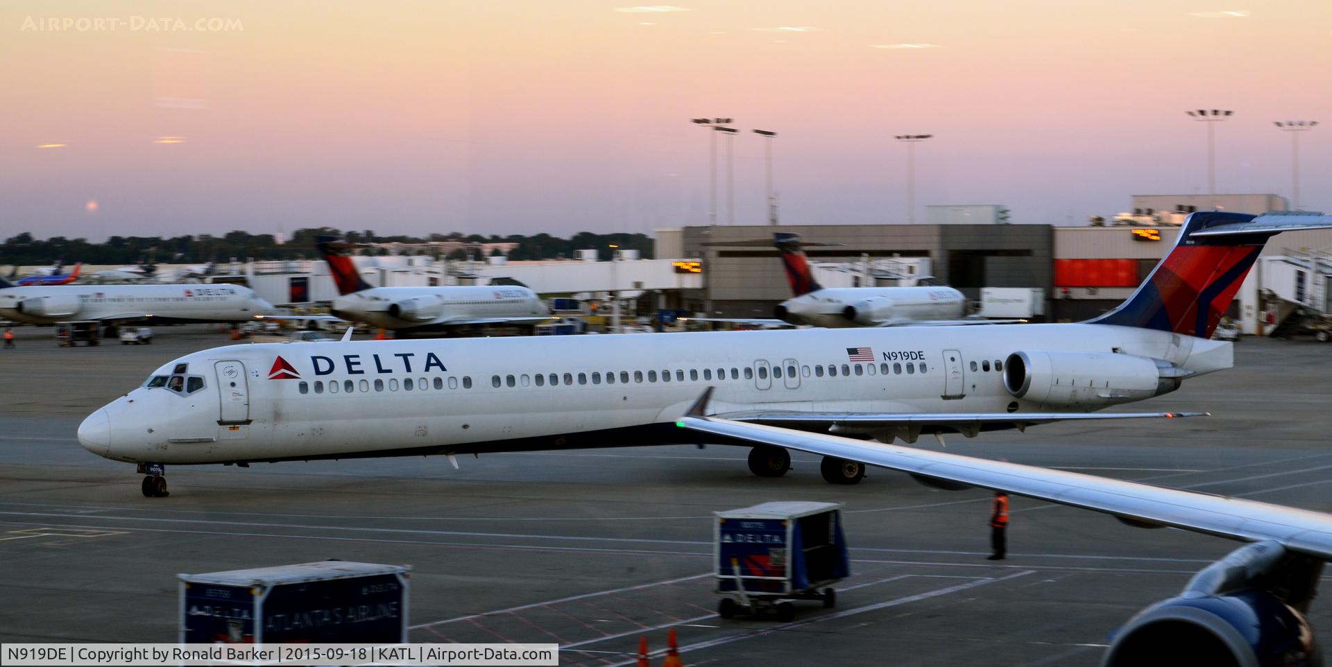 N919DE, 1993 McDonnell Douglas MD-88 C/N 53422, Taxi Atlanta
