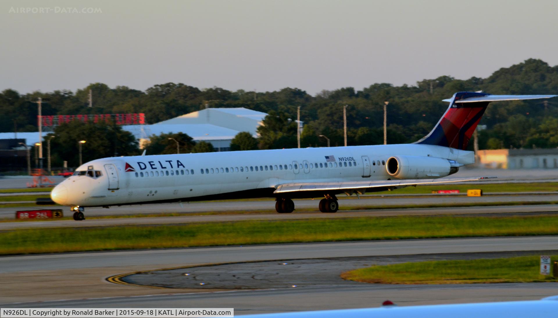 N926DL, 1988 McDonnell Douglas MD-88 C/N 49713, Taxi Atlanta