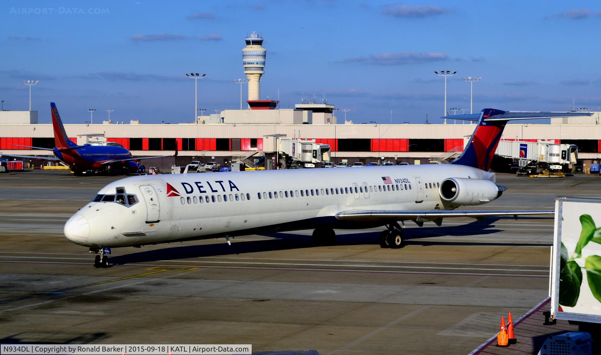 N934DL, 1989 McDonnell Douglas MD-88 C/N 49721, Taxi Atlnata