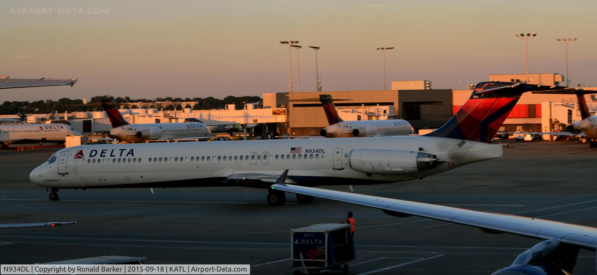 N934DL, 1989 McDonnell Douglas MD-88 C/N 49721, Taxi Atlanta