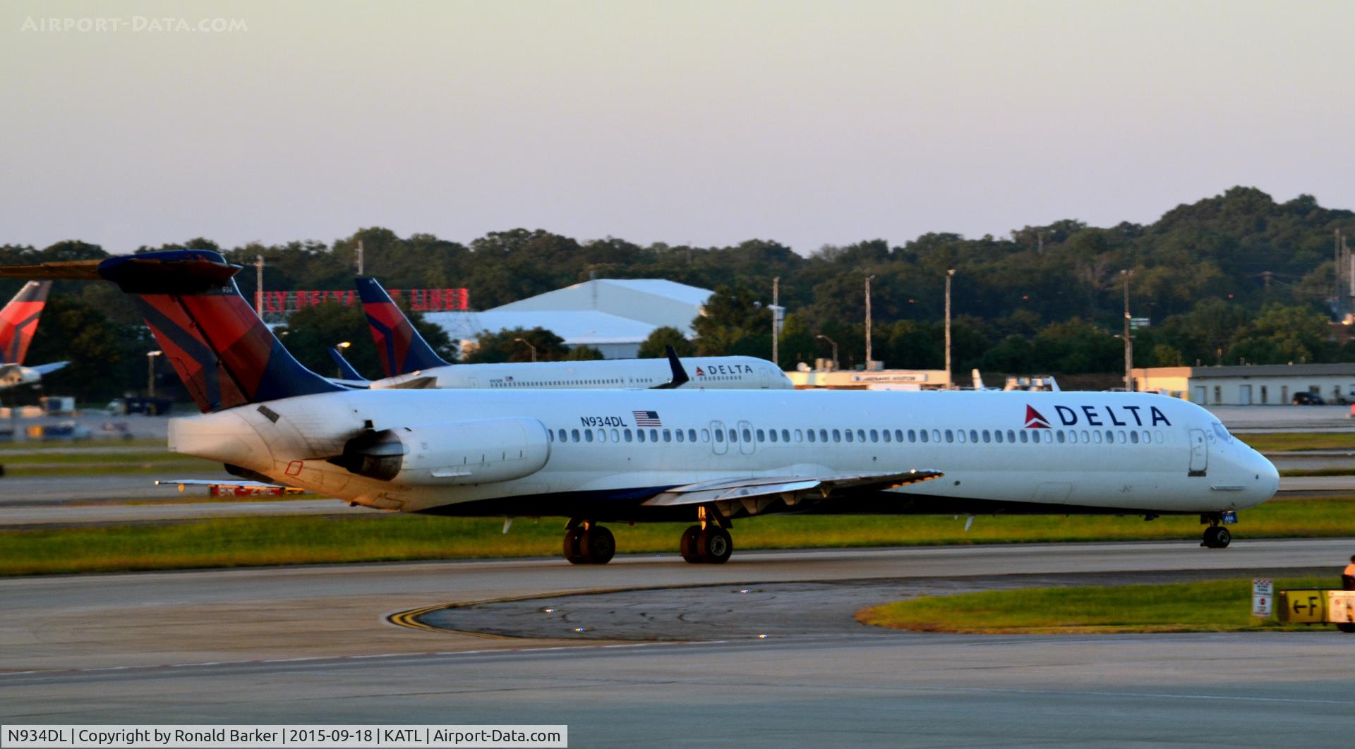 N934DL, 1989 McDonnell Douglas MD-88 C/N 49721, Taxi Atlanta