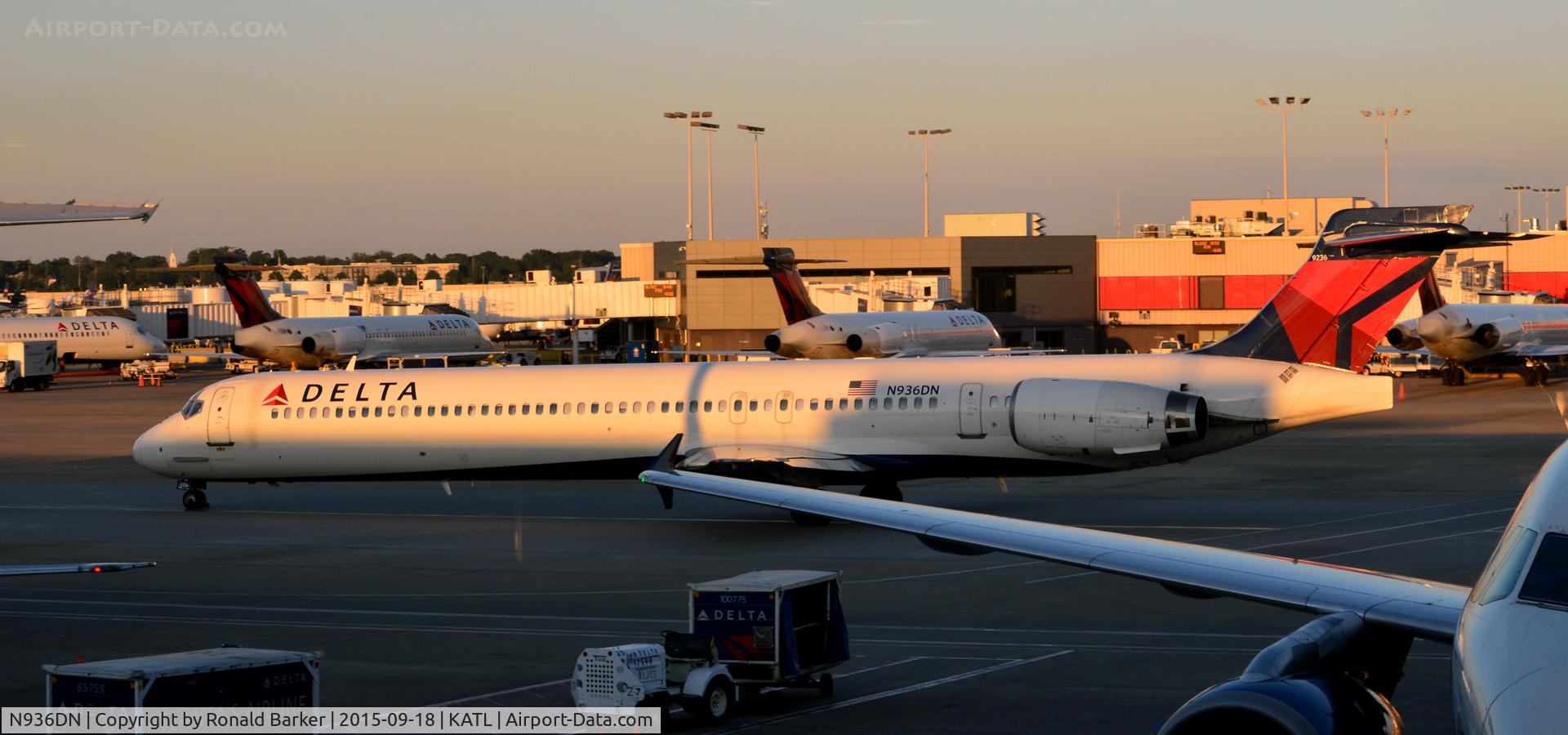 N936DN, 1996 McDonnell Douglas MD-90-30 C/N 53461, Taxi Atlanta