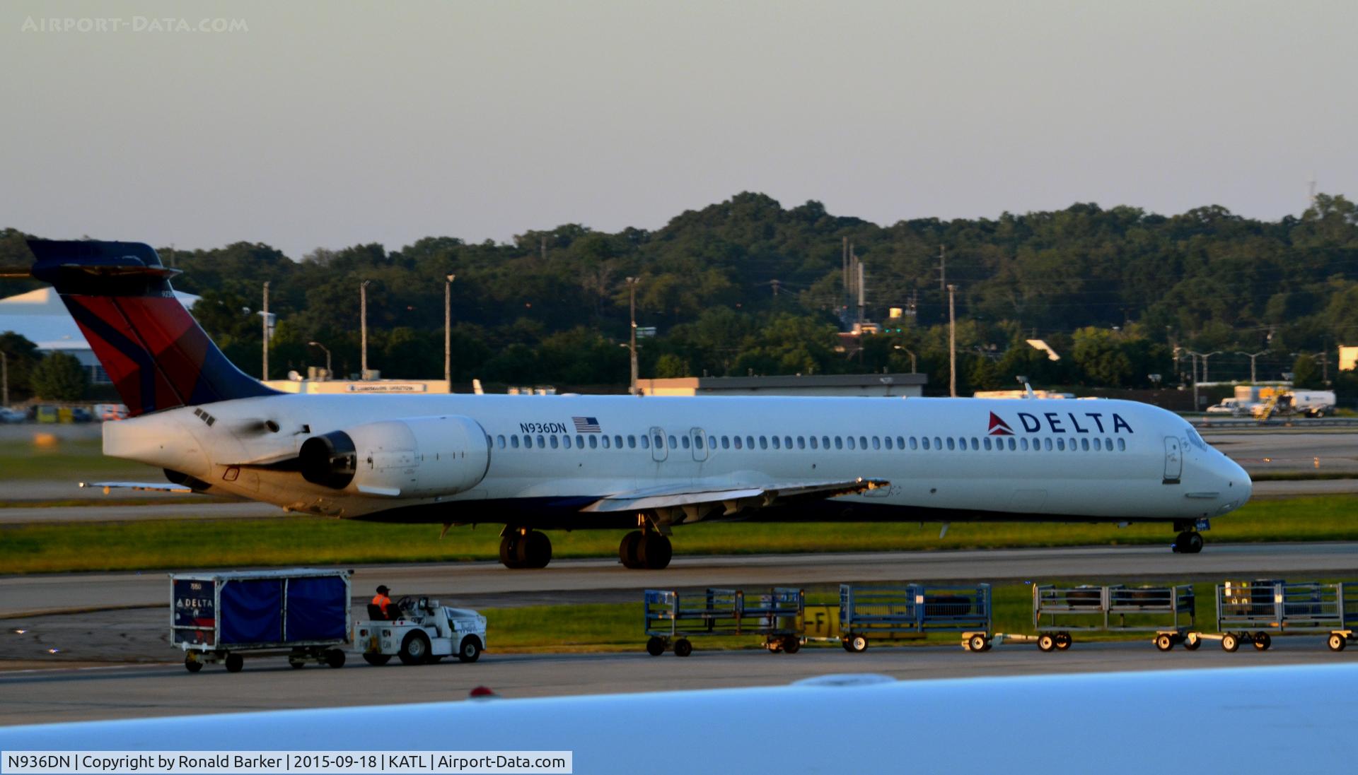 N936DN, 1996 McDonnell Douglas MD-90-30 C/N 53461, taxi Atlanta