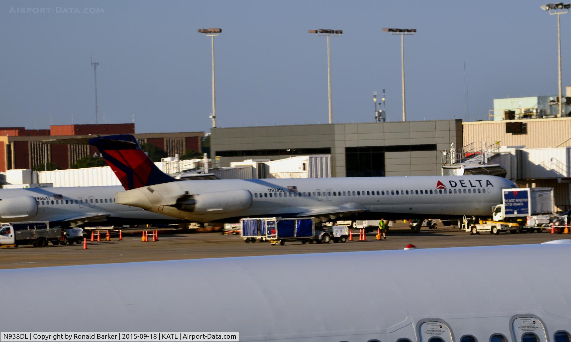 N938DL, 1989 McDonnell Douglas MD-88 C/N 49811, At the gate Atlanta