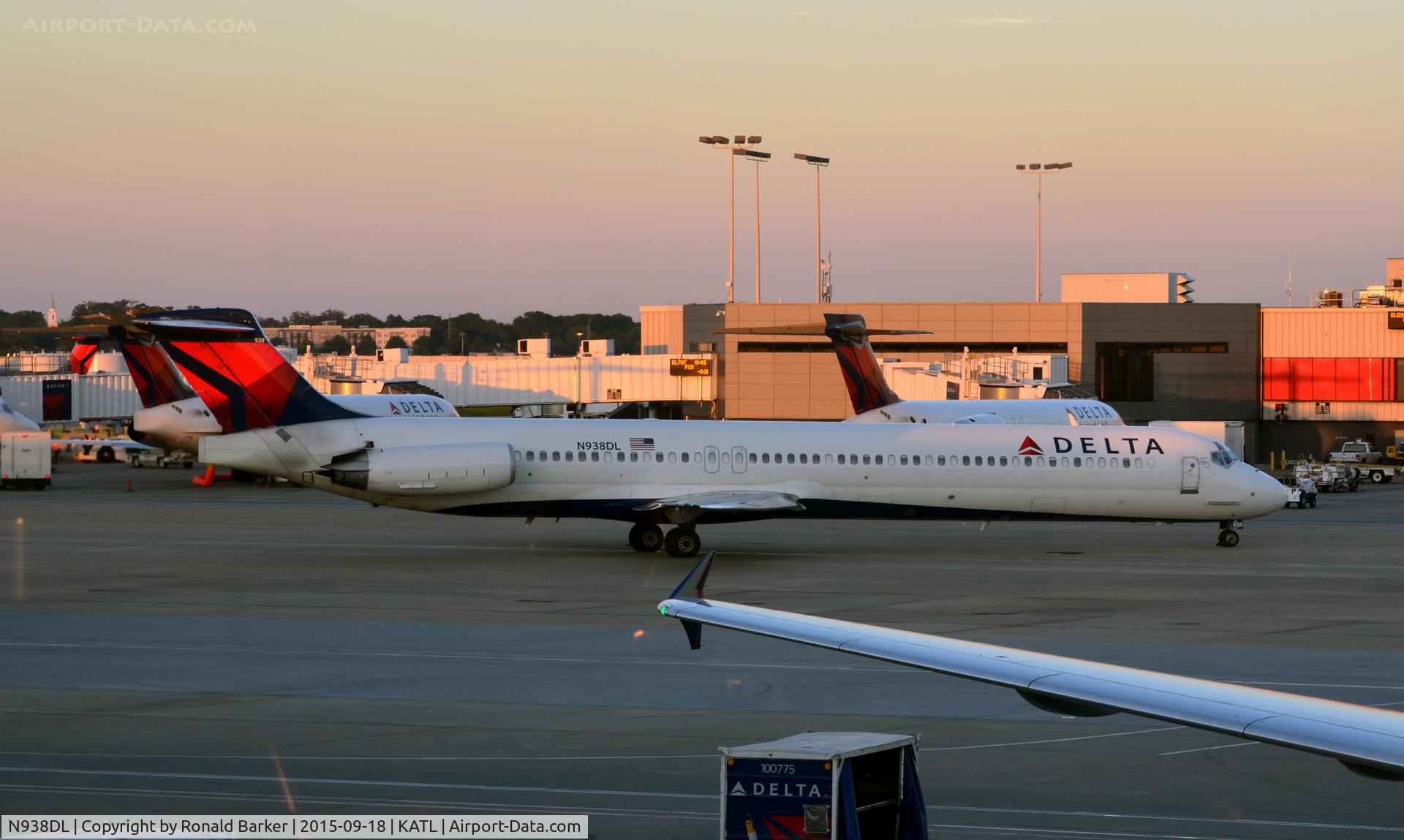 N938DL, 1989 McDonnell Douglas MD-88 C/N 49811, Taxi Atlanta