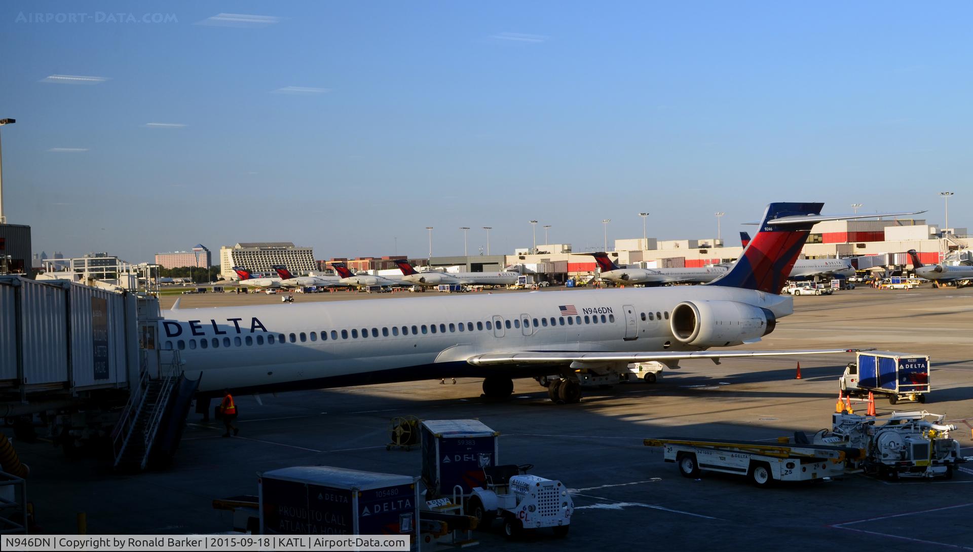 N946DN, 1995 McDonnell Douglas MD-90-30 C/N 53354, At the gate Atlanta