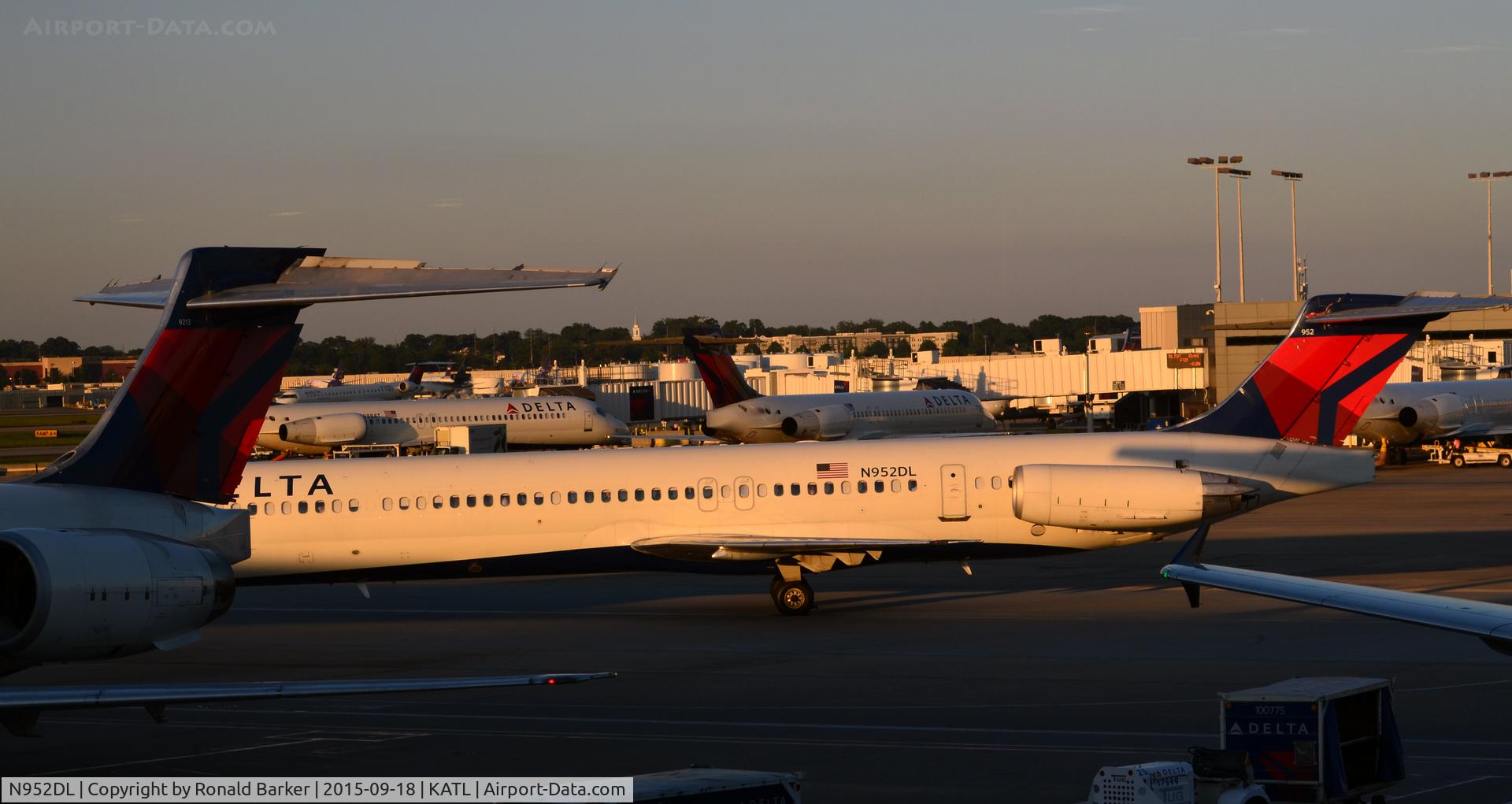 N952DL, 1990 McDonnell Douglas MD-88 C/N 49883, Taxi Atlanta